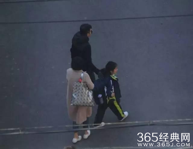 文章上戏抽烟饮啤酒又惹争议？他这几年真的走了背运么？