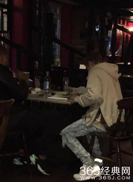 比伯用餐杯子被拍卖 竞价高达54.6万