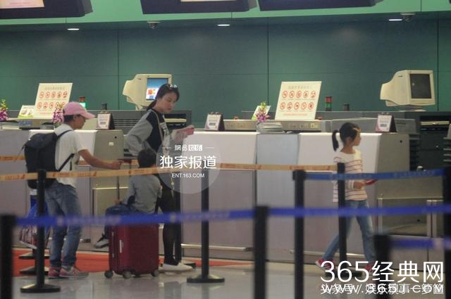 叶一茜现身机场，全程冷面只顾儿子，女儿森碟紧跟其后显落寞