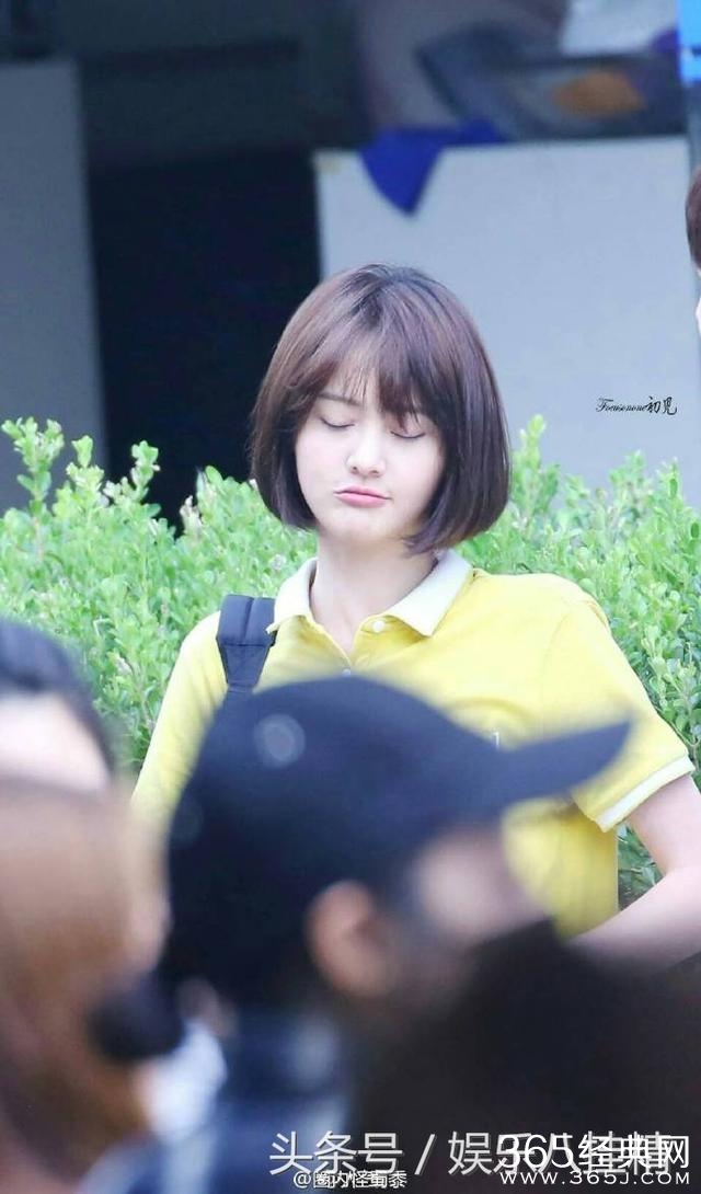 郑爽这回为啥美得让所有人点开了微博 网友：她是在向谁示意呢！