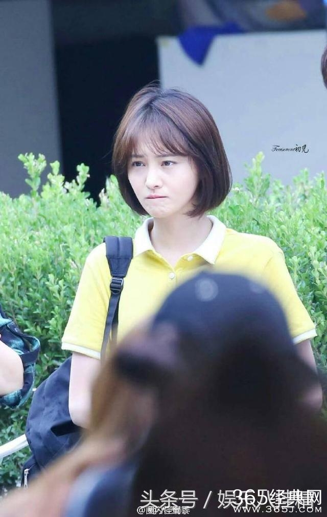 郑爽这回为啥美得让所有人点开了微博 网友：她是在向谁示意呢！