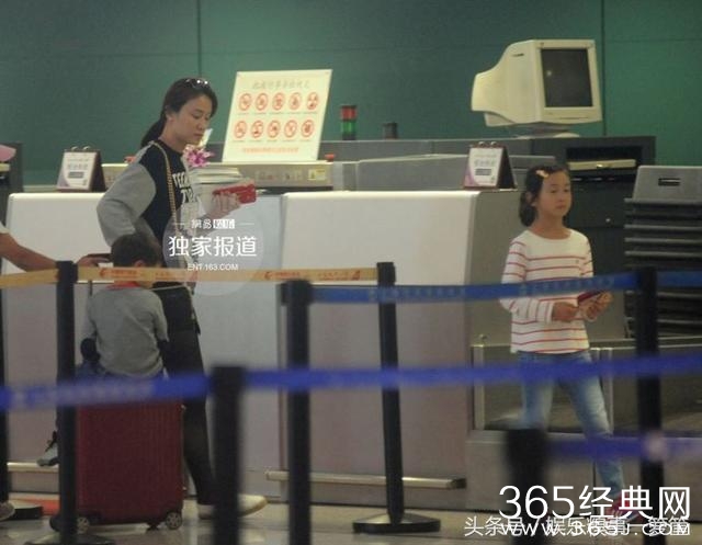 叶一茜现身机场，全程冷面只顾儿子，女儿森碟紧跟其后显落寞