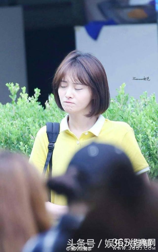 郑爽这回为啥美得让所有人点开了微博 网友：她是在向谁示意呢！