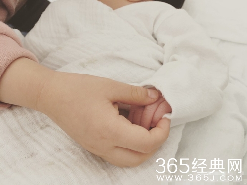 王力宏两女儿牵手出镜 场面温馨超有爱