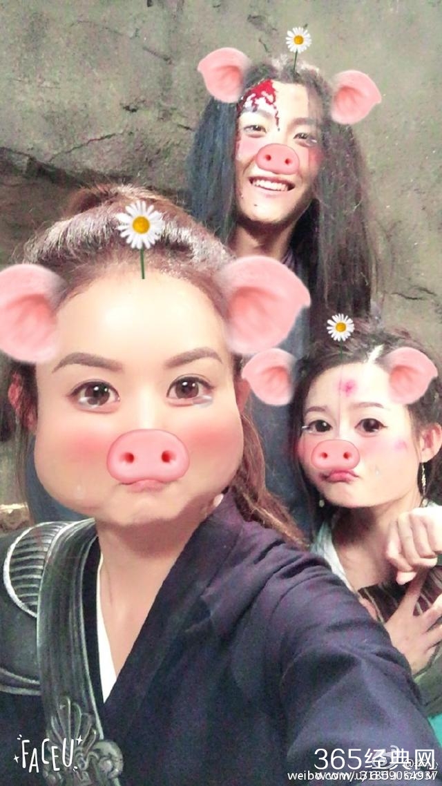 李沁新剧杀青卖萌：灰头土脸浑身马赛克，甜美不输同框赵丽颖