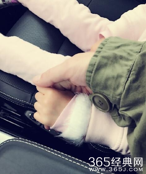 贾乃亮累了 甜馨变贴心小公举:回家给你捶背按摩