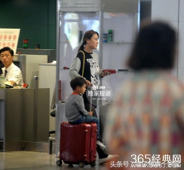叶一茜现身机场，全程冷面只顾儿子，女儿森碟紧跟其后显落寞