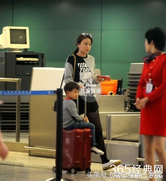 叶一茜现身机场，全程冷面只顾儿子，女儿森碟紧跟其后显落寞