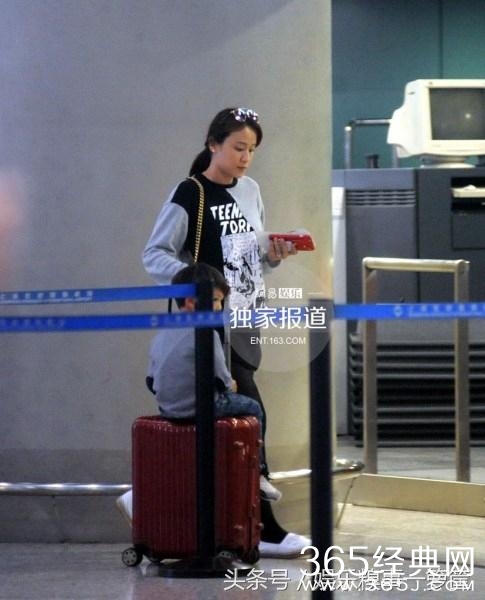 叶一茜现身机场，全程冷面只顾儿子，女儿森碟紧跟其后显落寞