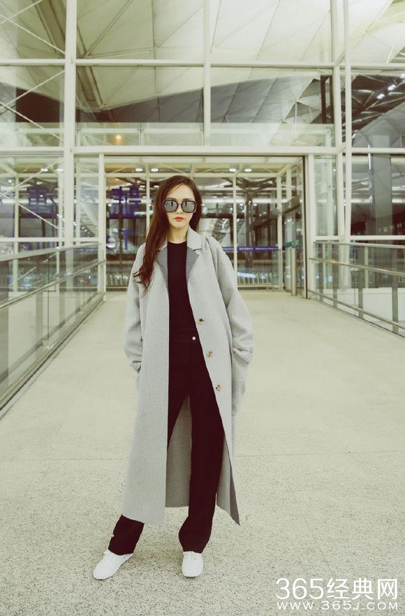 唐嫣回组拍摄欧洲攻略路透，就问这外套你们谁敢穿！