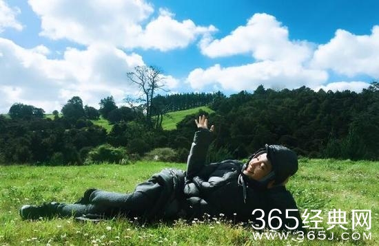 李冰冰穿羽绒服草地玩起贵妃躺 自侃是“贵肥”