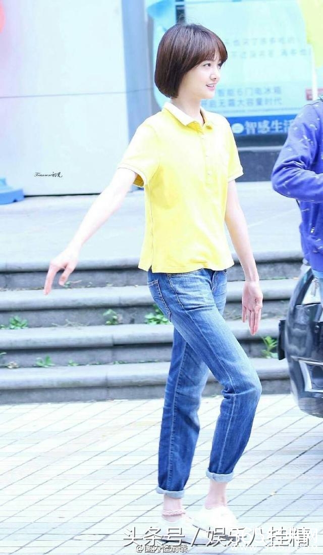 郑爽这回为啥美得让所有人点开了微博 网友：她是在向谁示意呢！