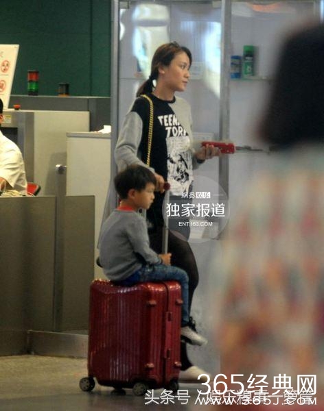 叶一茜现身机场，全程冷面只顾儿子，女儿森碟紧跟其后显落寞