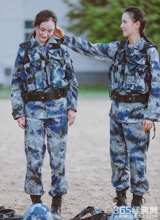 杨幂羞涩回应佟丽娅撩头发表情到位，网友:如今都是孩子的妈了