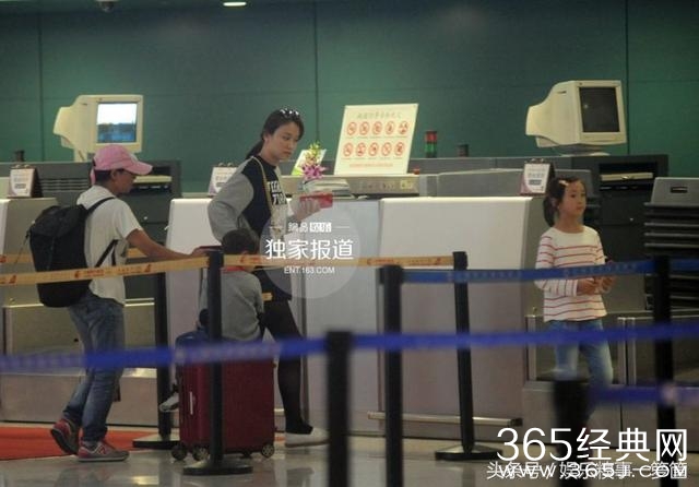 叶一茜现身机场，全程冷面只顾儿子，女儿森碟紧跟其后显落寞