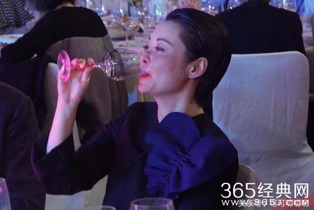 袁立宴会一人独自喝酒，无人理睬，难道只因为马蓉说过话？