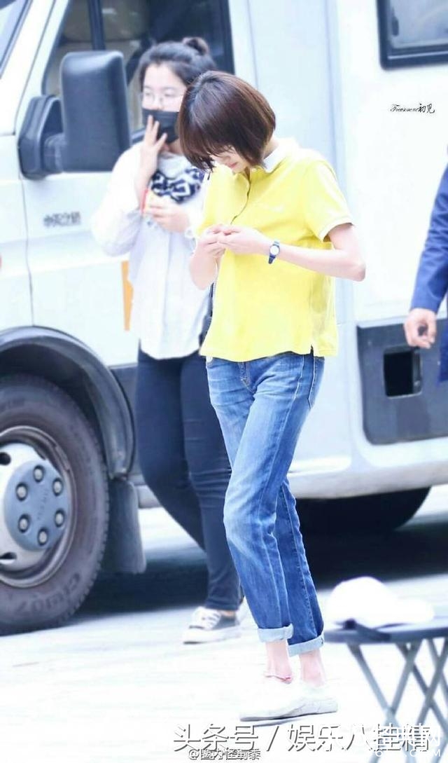 郑爽这回为啥美得让所有人点开了微博 网友：她是在向谁示意呢！