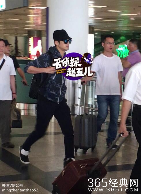 钟汉良飞抵厦门包裹严实 无粉丝接机健步如飞
