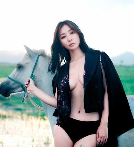 柳岩的胸器变平胸了？