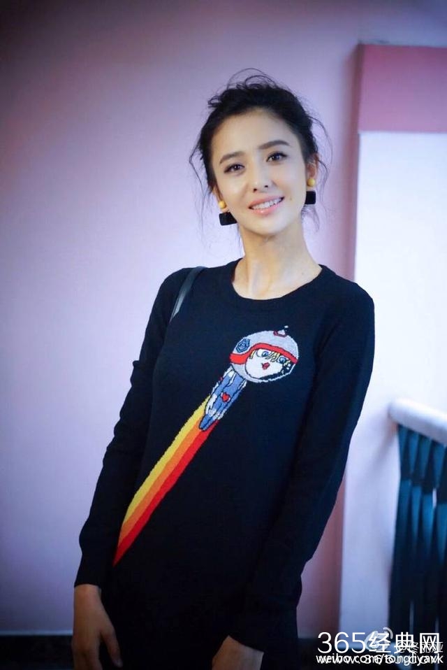 杨幂羞涩回应佟丽娅撩头发表情到位，网友:如今都是孩子的妈了