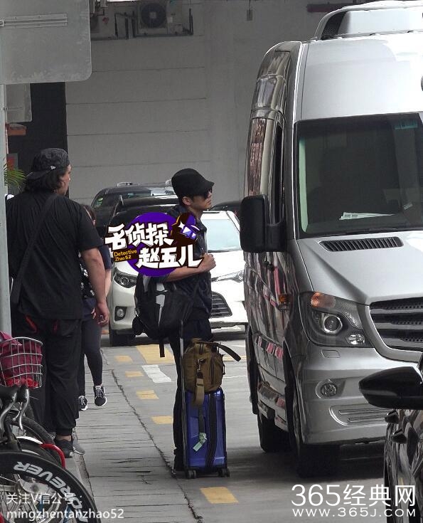 钟汉良飞抵厦门包裹严实 无粉丝接机健步如飞