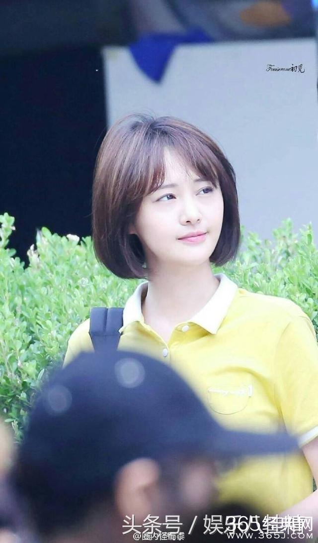 郑爽这回为啥美得让所有人点开了微博 网友：她是在向谁示意呢！