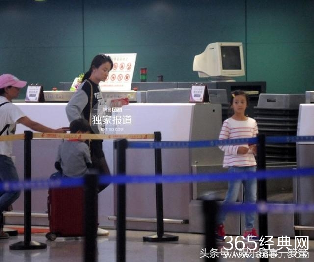 叶一茜现身机场，全程冷面只顾儿子，女儿森碟紧跟其后显落寞