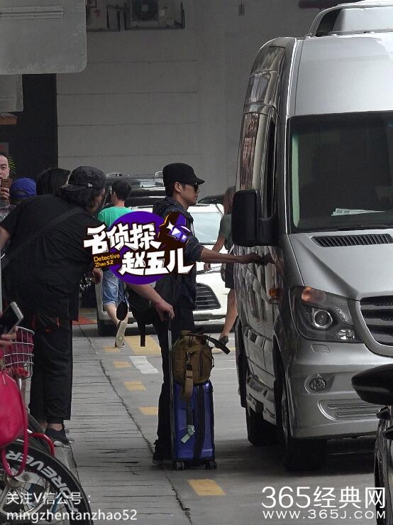 钟汉良飞抵厦门包裹严实 无粉丝接机健步如飞