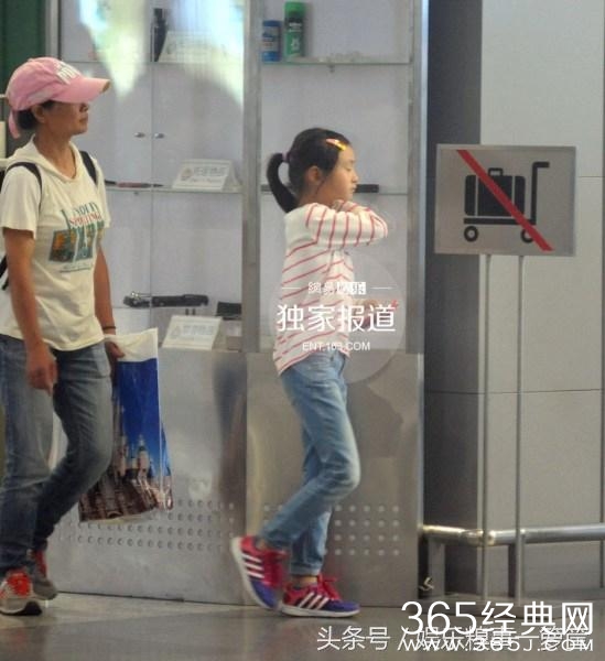 叶一茜现身机场，全程冷面只顾儿子，女儿森碟紧跟其后显落寞