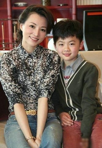 董卿与继子合影照曝光 看央视众女主持的生活