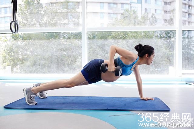 姚晨产期将至，肚子大到像塞了皮球，四肢纤细太抢镜