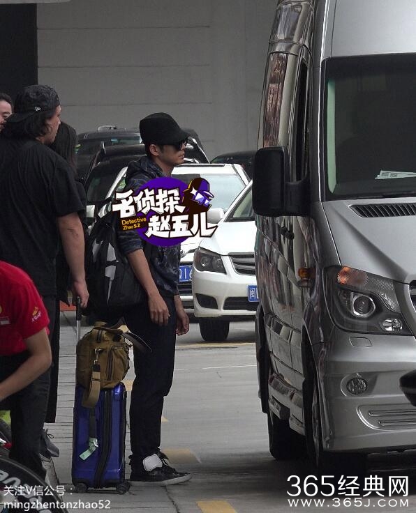 钟汉良飞抵厦门包裹严实 无粉丝接机健步如飞