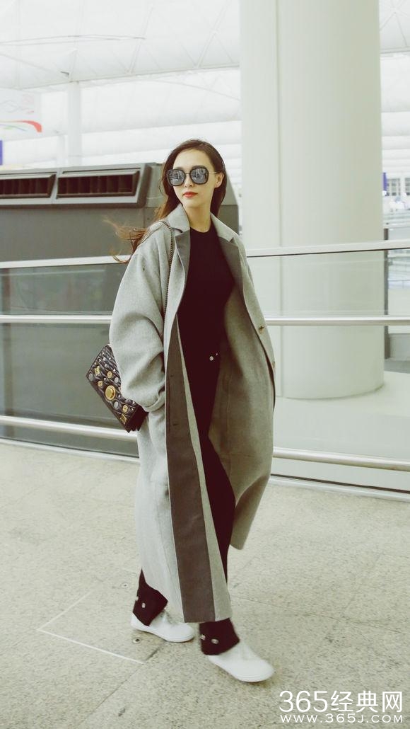 唐嫣回组拍摄欧洲攻略路透，就问这外套你们谁敢穿！