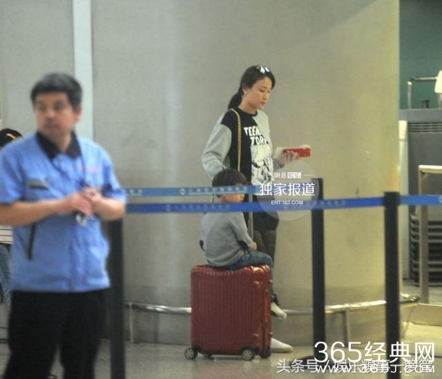 叶一茜现身机场，全程冷面只顾儿子，女儿森碟紧跟其后显落寞