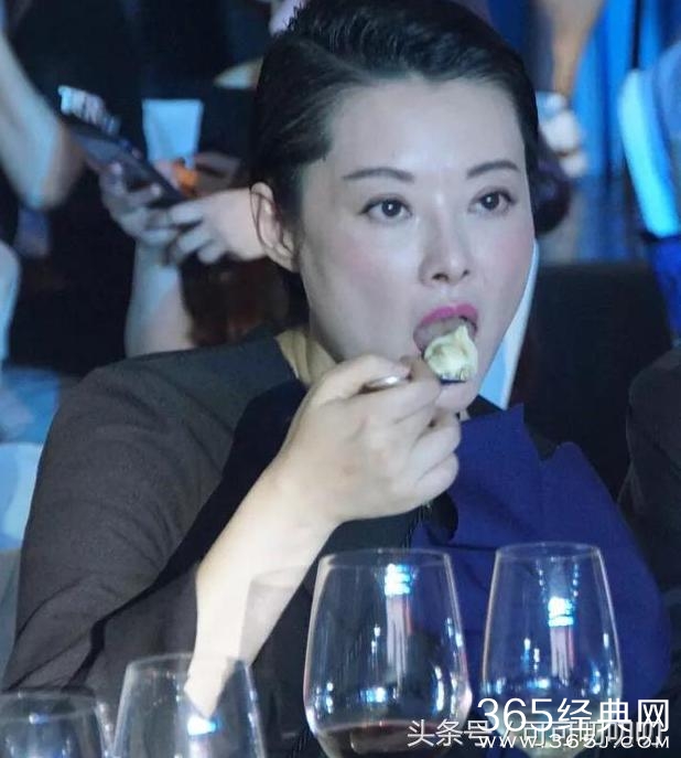 袁立宴会一人独自喝酒，无人理睬，难道只因为马蓉说过话？