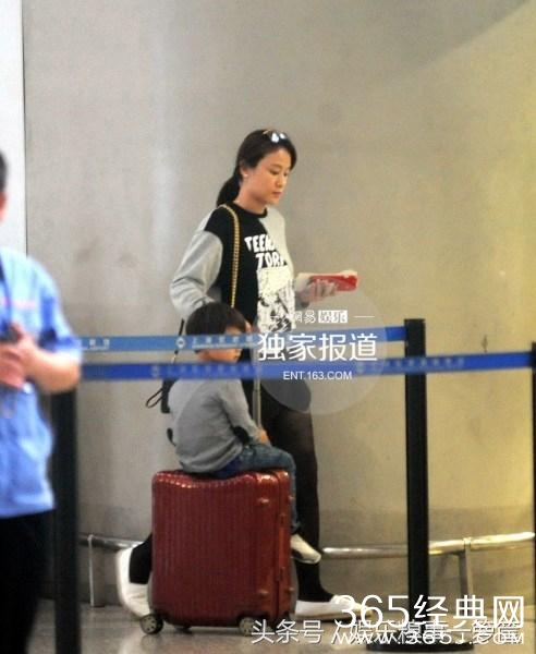 叶一茜现身机场，全程冷面只顾儿子，女儿森碟紧跟其后显落寞