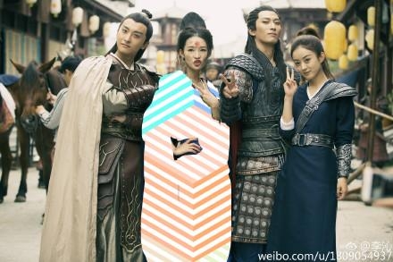 李沁新剧杀青卖萌：灰头土脸浑身马赛克，甜美不输同框赵丽颖