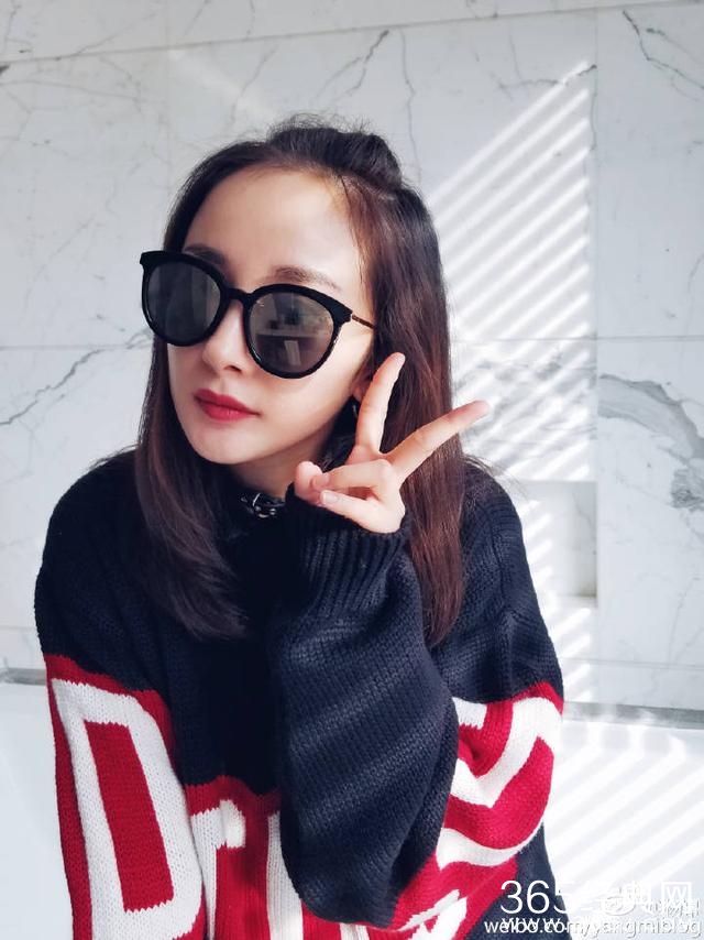 杨幂羞涩回应佟丽娅撩头发表情到位，网友:如今都是孩子的妈了