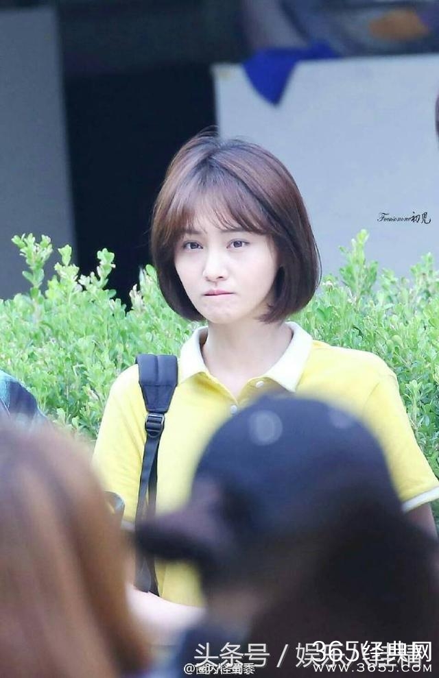 郑爽这回为啥美得让所有人点开了微博 网友：她是在向谁示意呢！