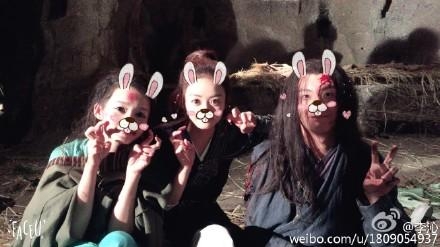 李沁新剧杀青卖萌：灰头土脸浑身马赛克，甜美不输同框赵丽颖