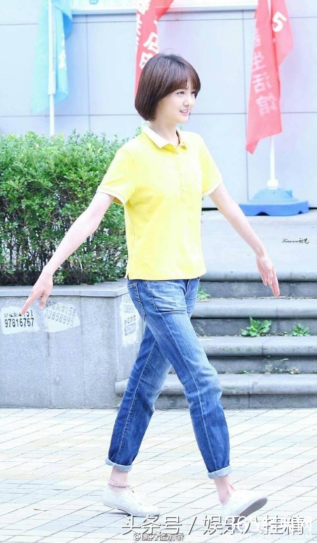 郑爽这回为啥美得让所有人点开了微博 网友：她是在向谁示意呢！