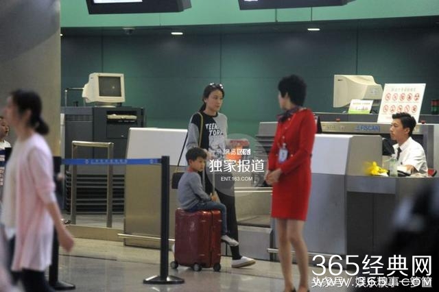 叶一茜现身机场，全程冷面只顾儿子，女儿森碟紧跟其后显落寞