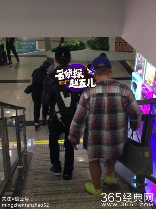 钟汉良飞抵厦门包裹严实 无粉丝接机健步如飞