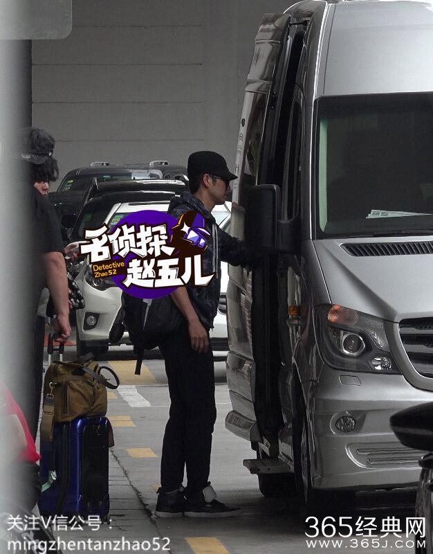 钟汉良飞抵厦门包裹严实 无粉丝接机健步如飞