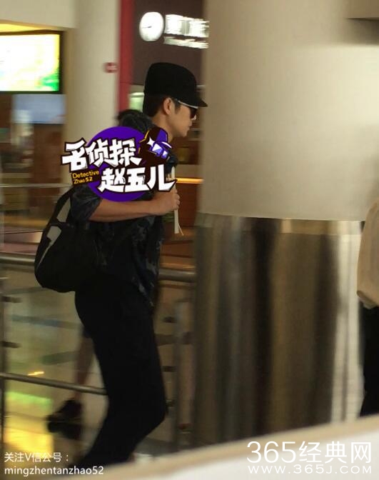 钟汉良飞抵厦门包裹严实 无粉丝接机健步如飞