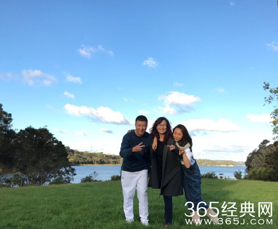 孙红雷度假妻子出镜 网友操心：咋没小雷雷？