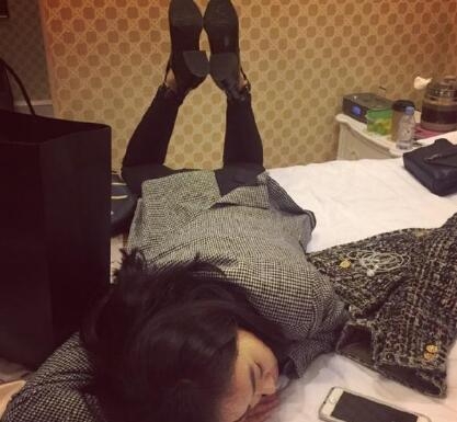 五秒睡着！宋茜高难度睡姿曝光 自侃技术含量高