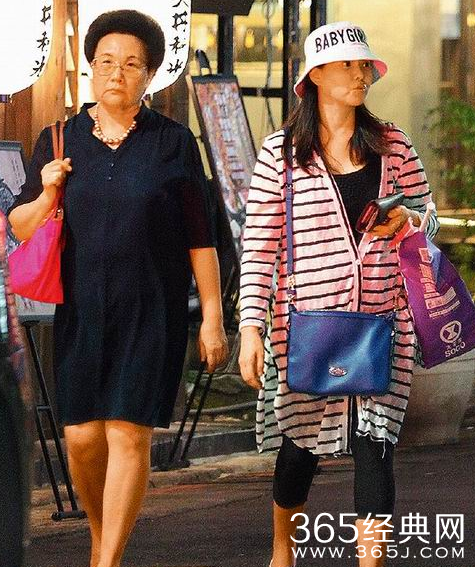 伊能静陪婆婆逛街买买买 素颜一下老了好几岁