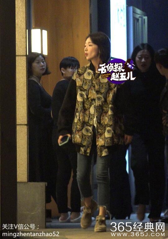 周冬雨单身生活不孤单 “小鲜肉”助理贴身陪伴