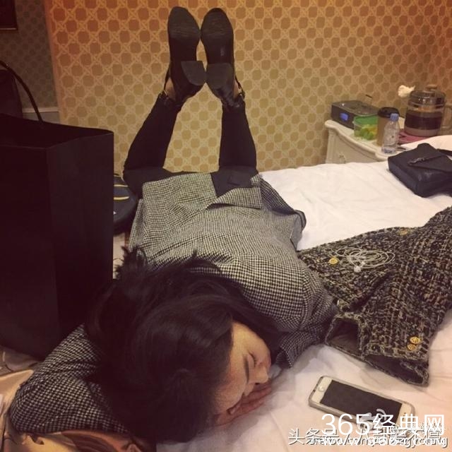 明星到底多缺觉：胡歌拿剧本睡着，赵丽颖站着睡着，张艺兴晕倒！